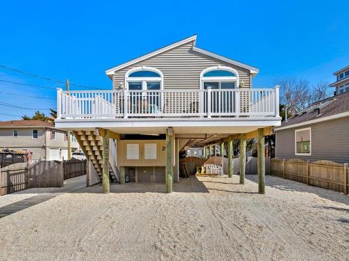Ship Bottom Single Family Home With Four Bedrooms And 2 5 Baths That Sleeps 12 Decks With Views Private Yard Beach Badges Wifi Washer Dryer 22012305 — Ship Bottom