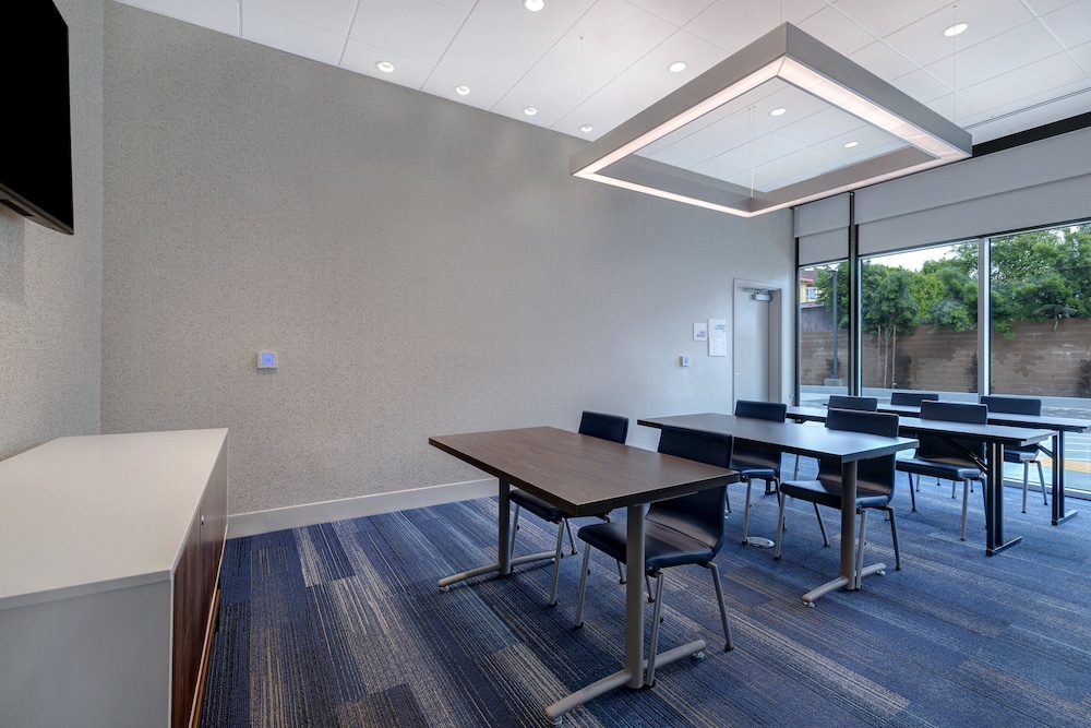 Holiday Inn Express and Suites Glendale Downtown - photo 69