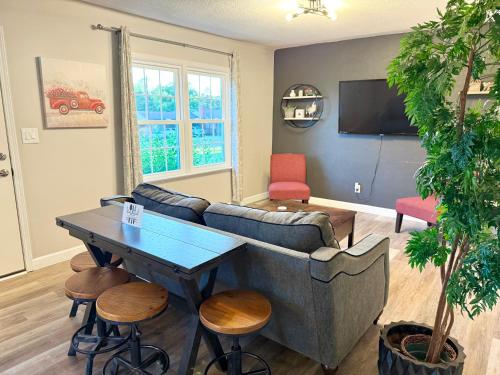 Your Private Country Base Relax & Reboot Country Bumpkin — hotel in Hickory