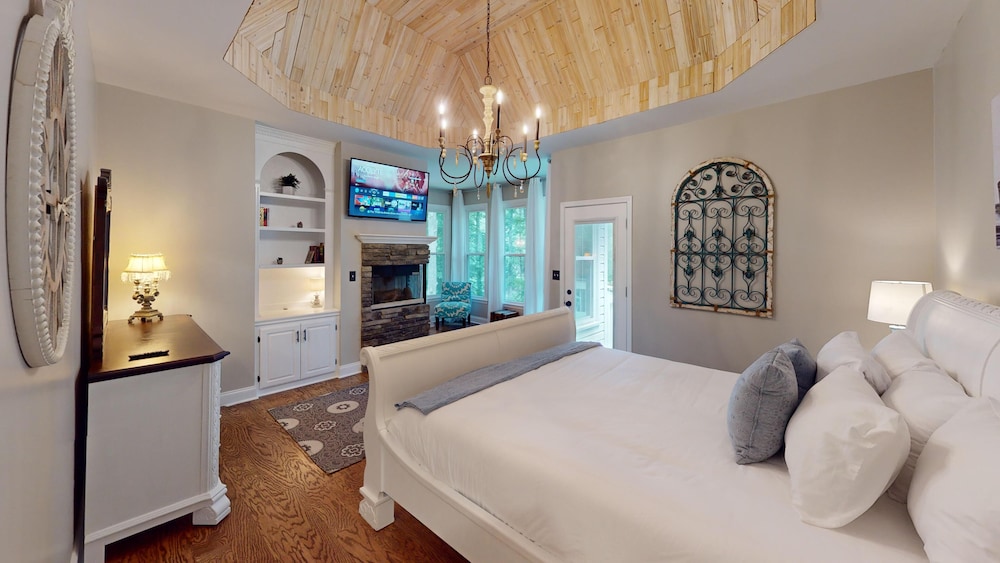 Cozy 5BR Escape: Games Room Grill Near Hiking in Marietta, United States