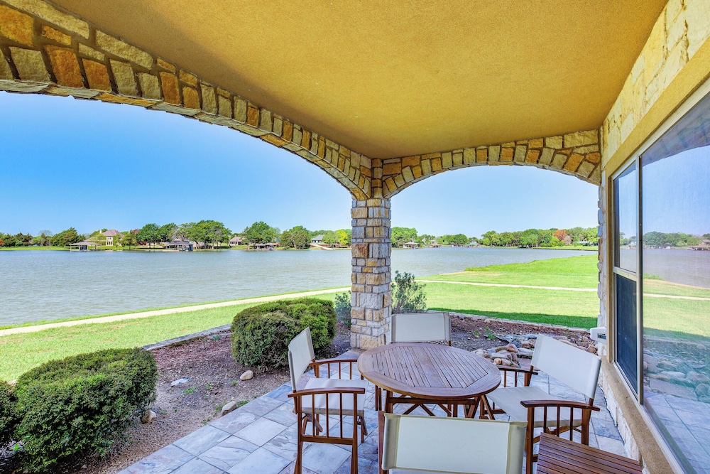 Lakefront Corsicana Condo w Pool Access — 4-Star Luxury Hotel in Corsicana, United States