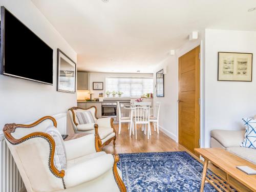 Charming Cottage with Garden Pass the Keys — 4-Star Luxury Hotel in Chichester, United Kingdom