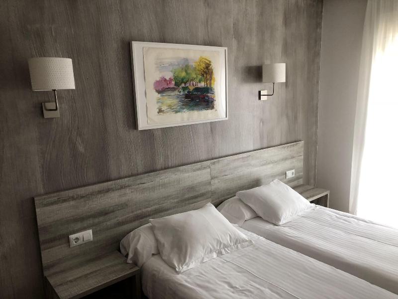 Hotel Viccar in Villares De La Reina, Spain