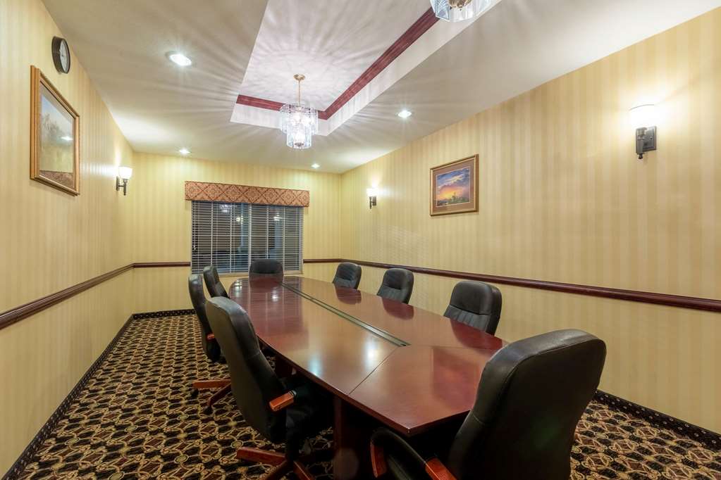 La Quinta Inn & Suites by Wyndham Dodge City - photo 22
