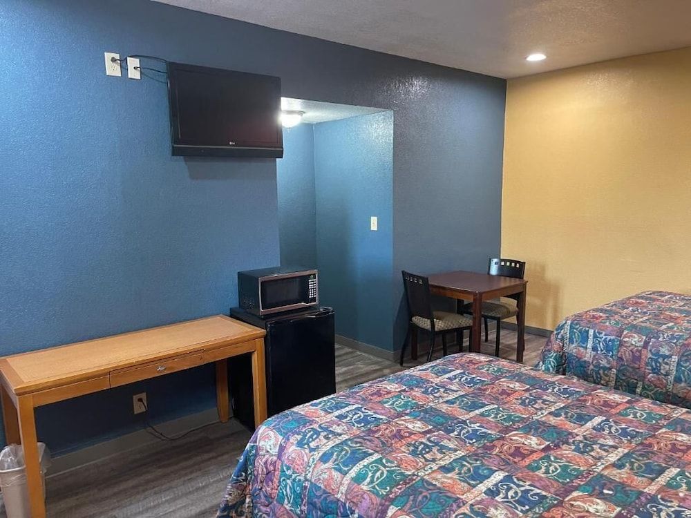 Kenwood Court Motel - photo 14