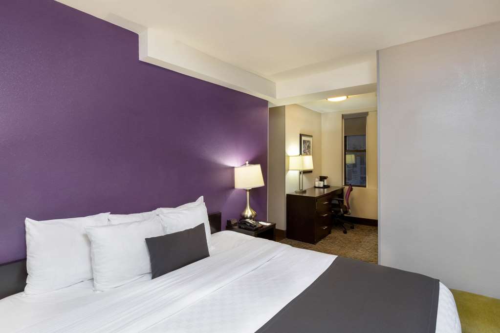 La Quinta Inn & Suites by Wyndham New York City Central Park - photo 26
