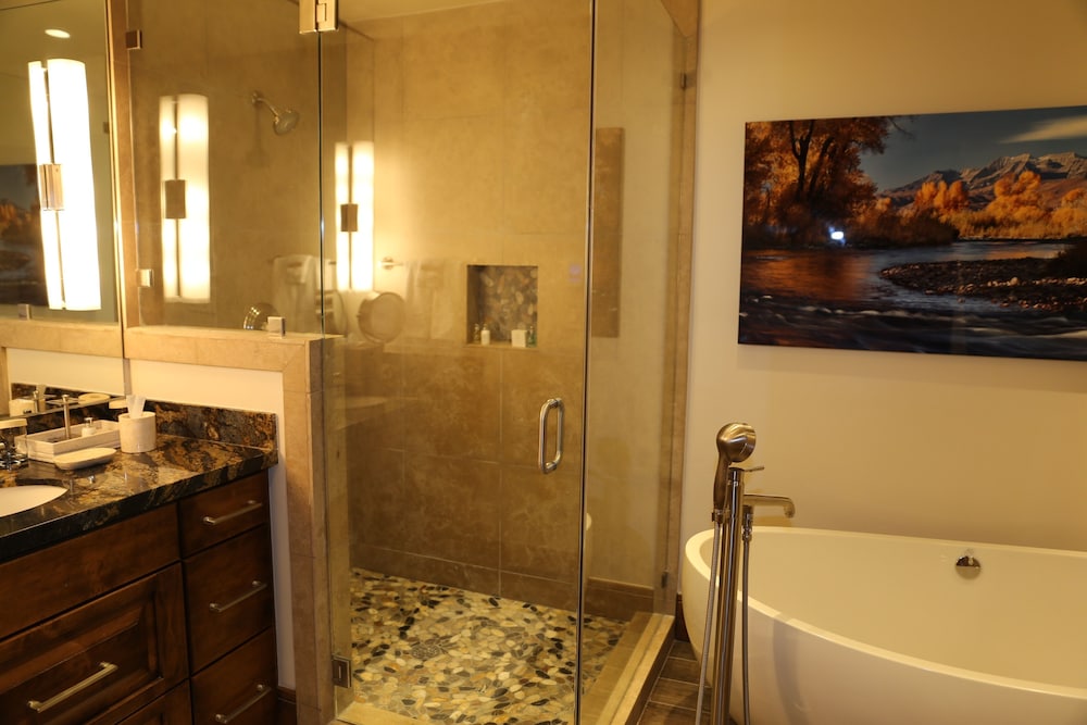 Luxury Two Bedroom Suite with Two Kings 2 Apartment Hotel by RedAwning - photo 6