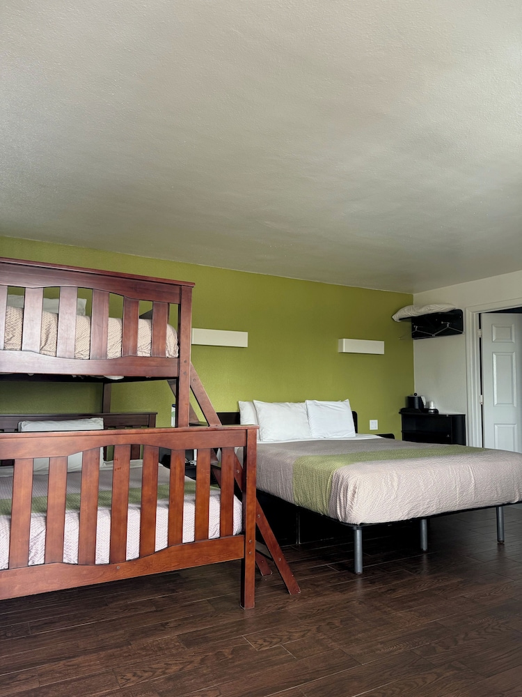 Fisherman's Cove Inn - photo 5