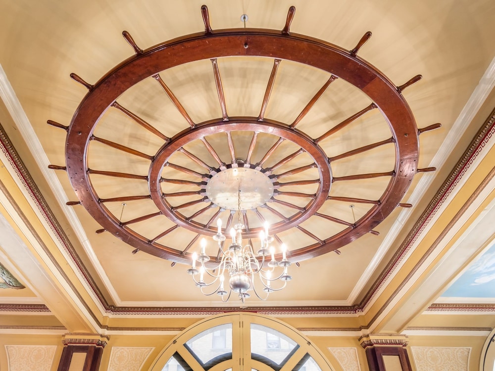 The Lafayette A grand Riverboat Era Hotel - photo 10