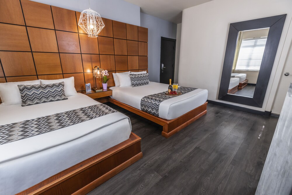 Chesterfield Hotel & Suites - photo 12