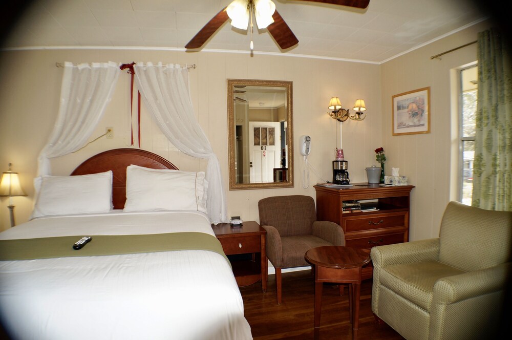 CedarWood Inn - photo 83