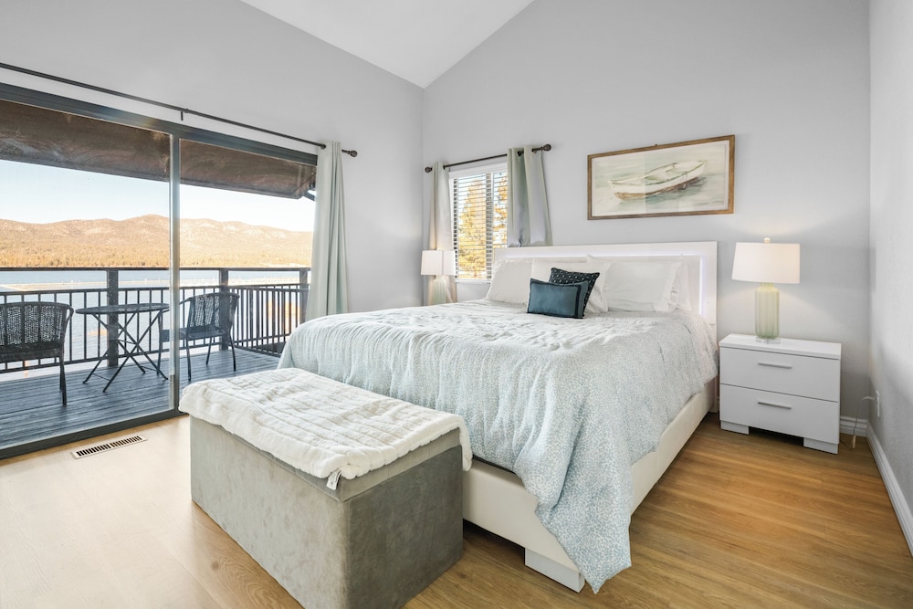 Lakehouse Retreat Community Pool Lake Views and Walk to Village in Big Bear Lake, United States