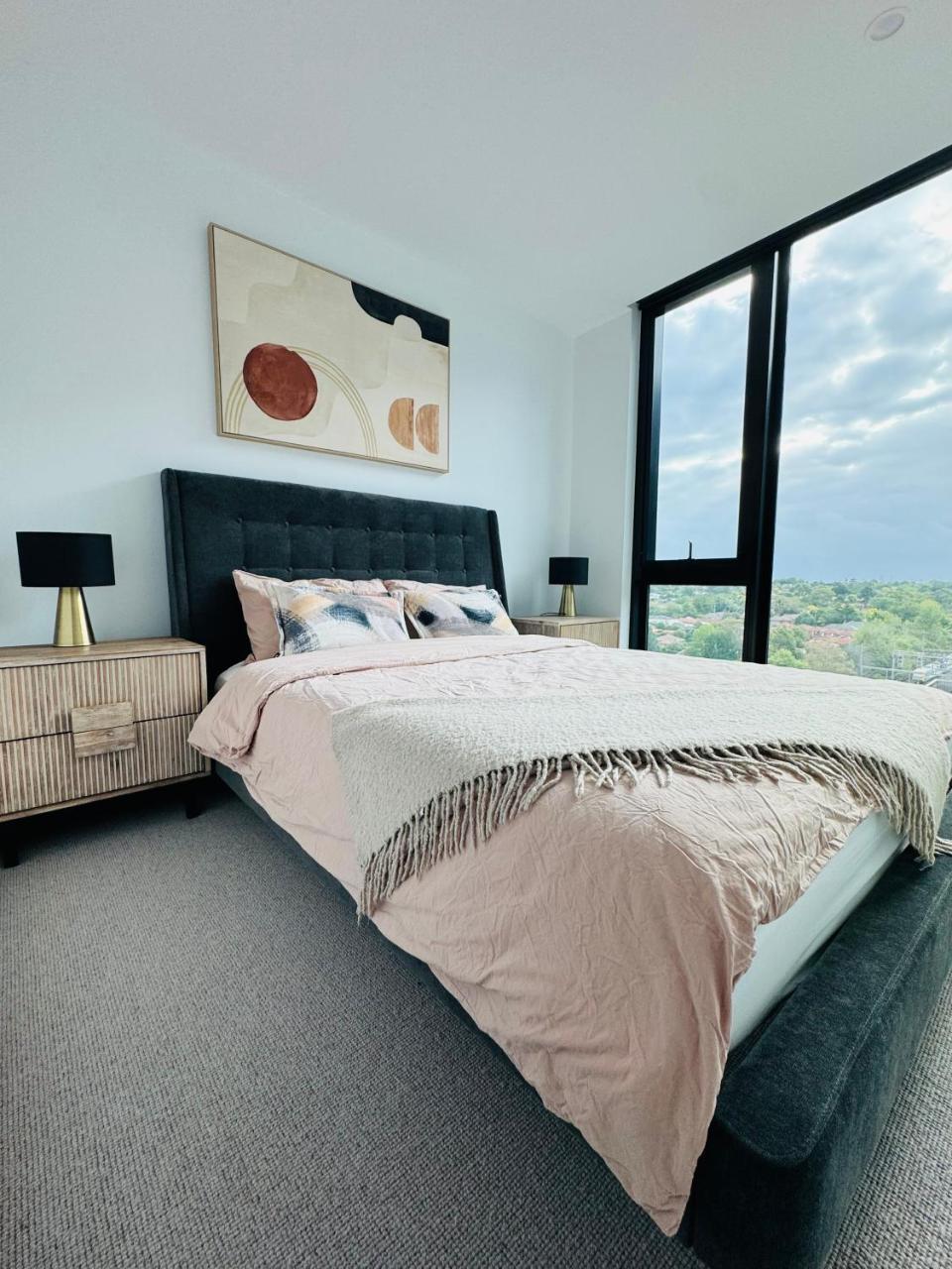 Apartment next to public station BoxHill Central 2 Bedrooms free parking and wifi — 4-Star Luxury Hotel in Box Hill, Australia