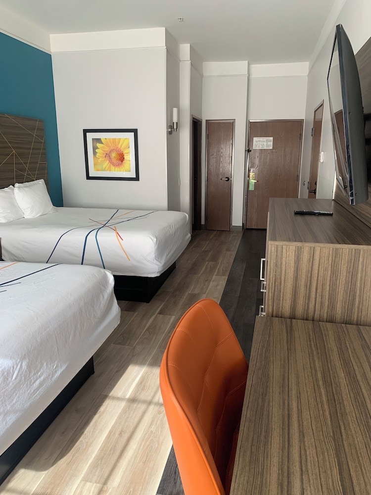 La Quinta Inn & Suites by Wyndham OKC North Quail Springs - photo 15