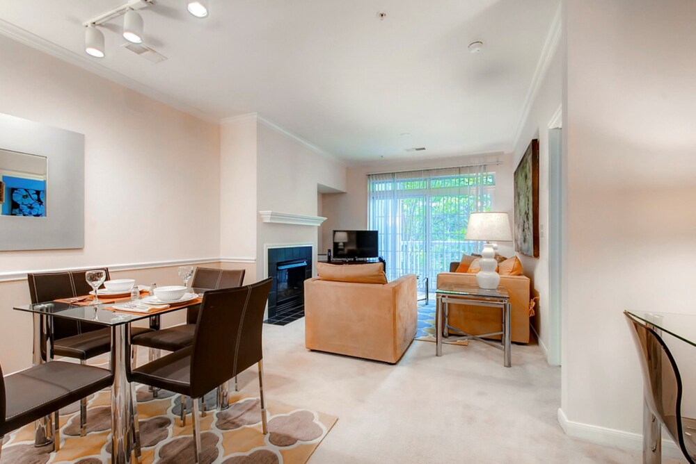 Global Luxury Suites at the Junction - photo 12