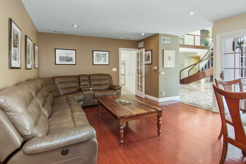 Hollywood Hills Upscale - photo 6
