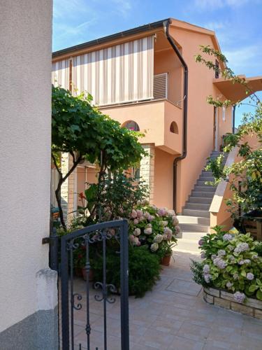 Apartment Flores centre — 4-Star Luxury Hotel in Novalja, Croatia