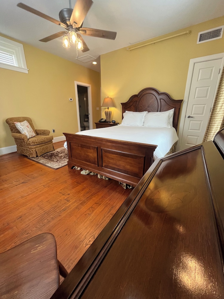 Grand Lux Inn - photo 12