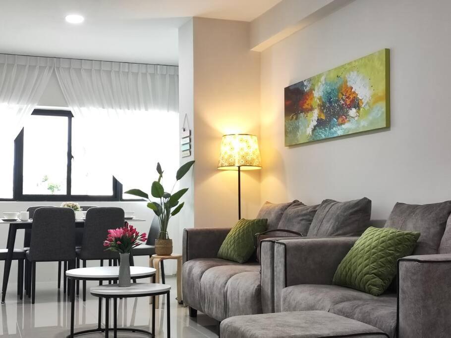 Kafaz2 Kpg Patingan 3Bedroom 3 Bathroom first floor — 4-Star Luxury Hotel in Kuching, Malaysia