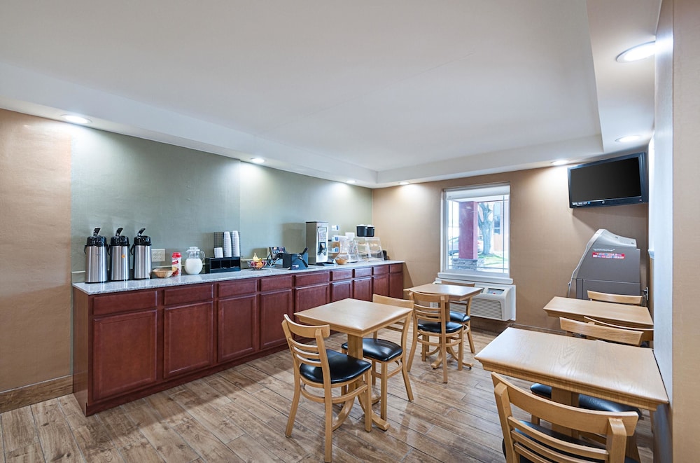 Quality Inn Near Pimlico Racetrack - photo 33