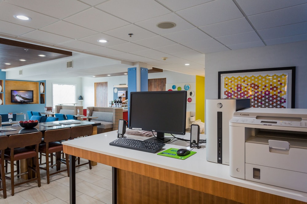 Holiday Inn Express & Suites Reading by IHG - photo 32
