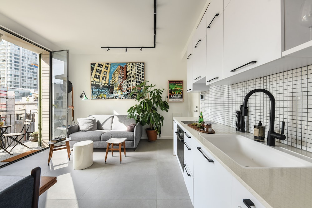 Artistic 2BD Apt w Balcony on Montefiore — 4-Star Luxury Hotel in Tel Aviv, Israel