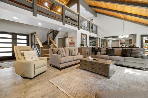 Evergreen Luxury Cabin With A Hot Tub Game Room & 3 En Suite Bedrooms — 4-Star Luxury Hotel in Big Bear Lake, United States