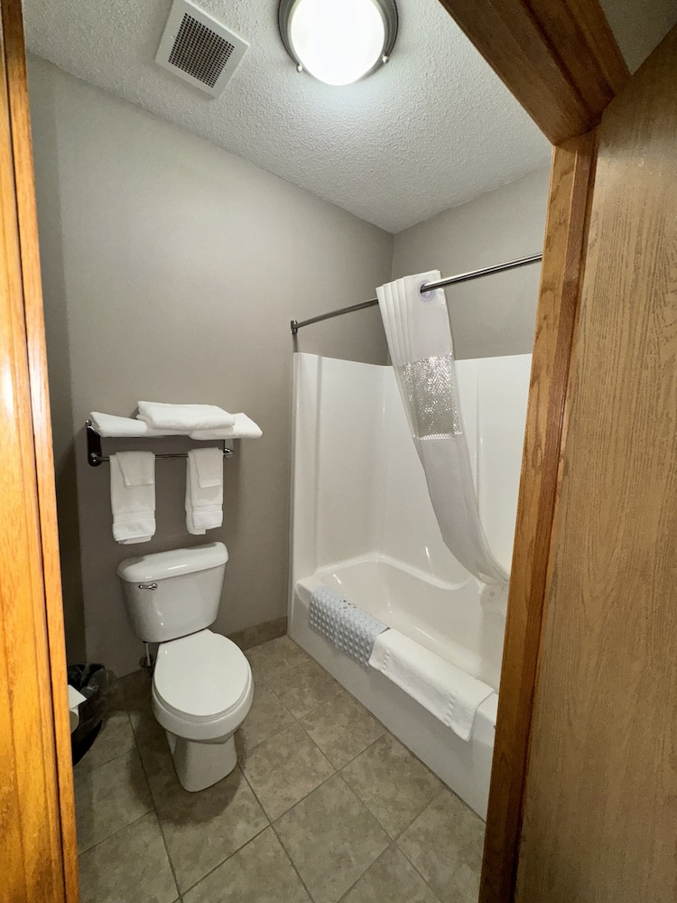 Garner Inn & Suites - photo 16