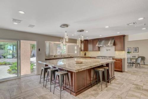 9 Bedroom Estate Close To The Strip
