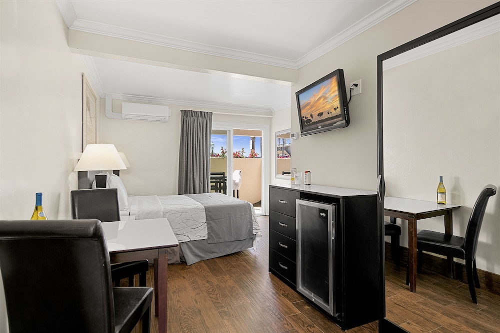 Ocean Beach Hotel - photo 10