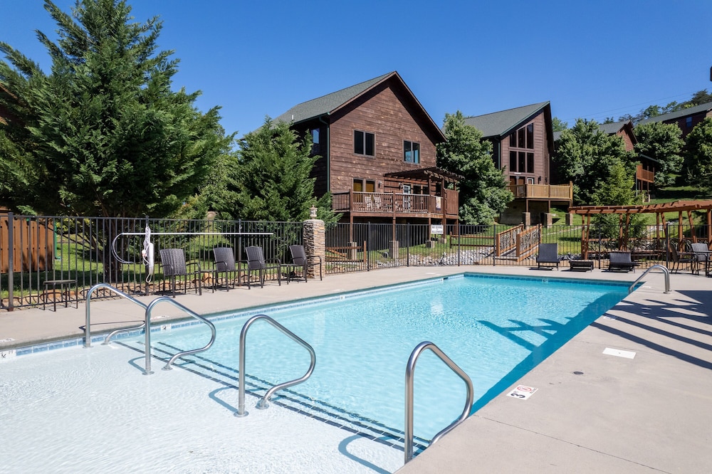 Hummingbird Hill Vista Pool HotTub View - featured photo