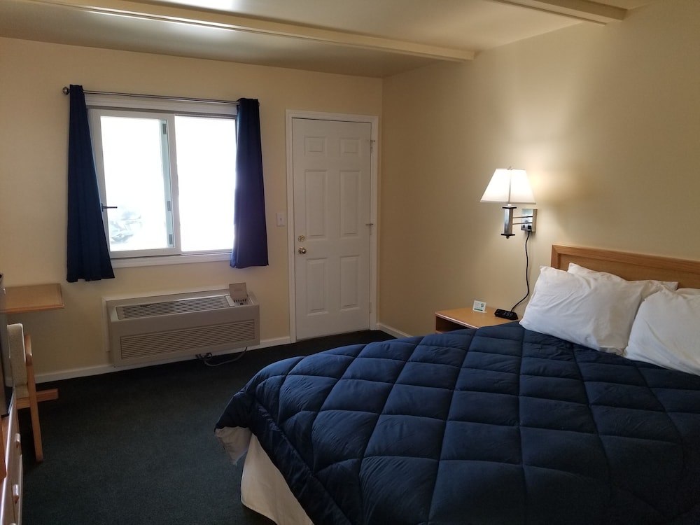 Captain's Quarters Motel - photo 15