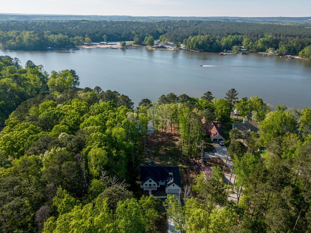 Lakefront Bliss Fully Loaded — hotel in Eatonton