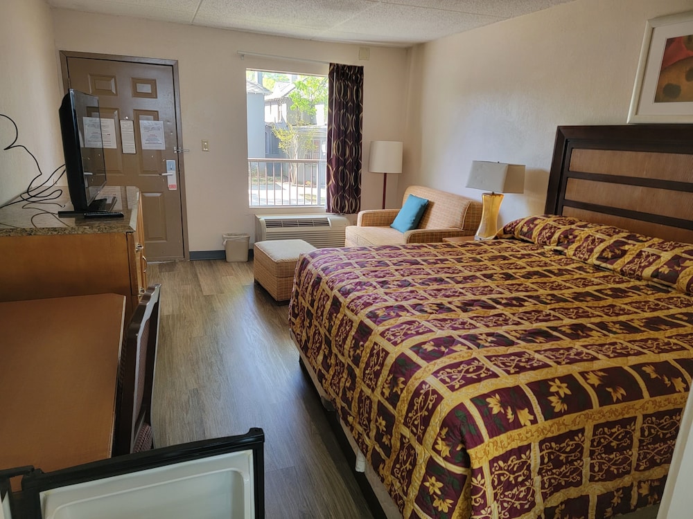 Studio 9 Inn & Suites - photo 4
