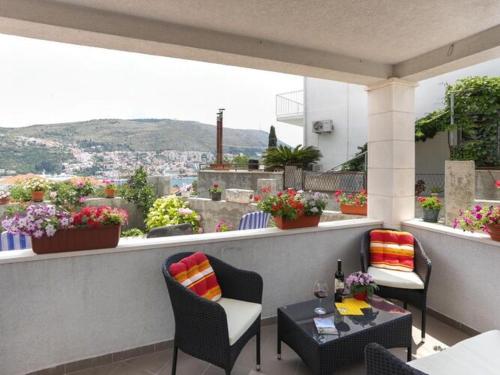 Apartments Pojko One Bedroom Apartment with Terrace Yellow — 4-Star Luxury Hotel in Dubrovnik, Croatia