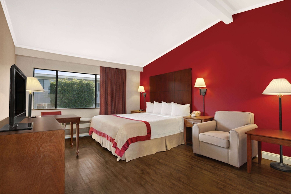 Ramada by Wyndham Torrance - photo 10