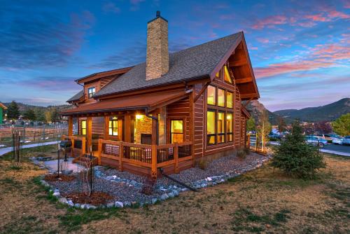 Bear S Getaway Jacuzzi Indoor Outdoor Fireplace Fantastic Location — Estes Park