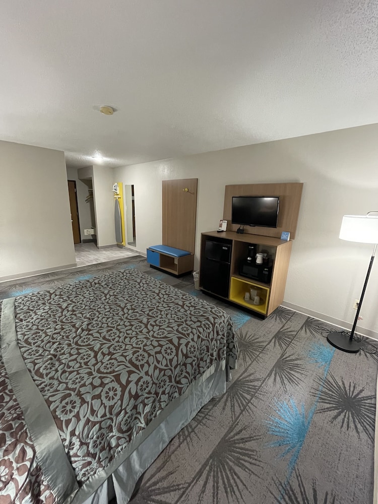 Days Inn by Wyndham Alpena - photo 8