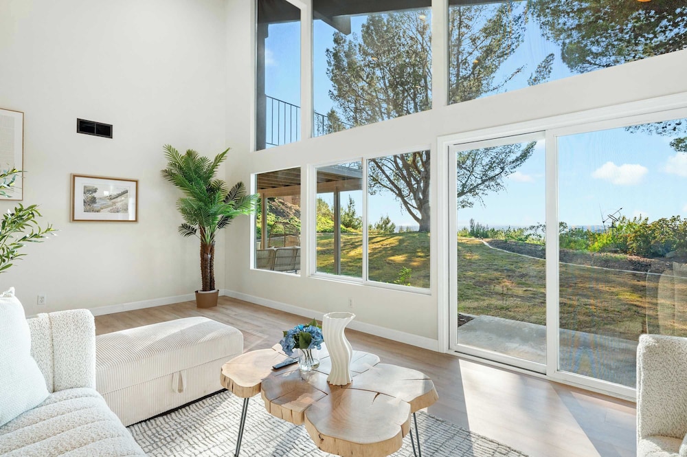 Spacious Retreat With Scenic Mountain Views — Santa Ana