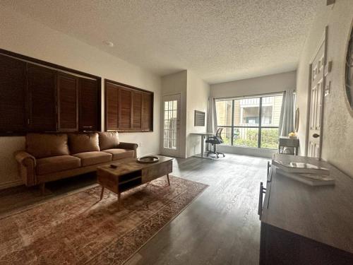 Cozy Rustic Condo w Pool Patio Mailbox — 4-Star Luxury Hotel in Dallas, United States