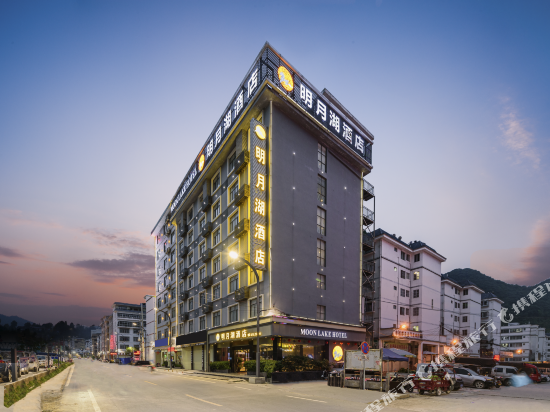 Moon Lake Hotel Baise Music Shop) — hotel in Tongle