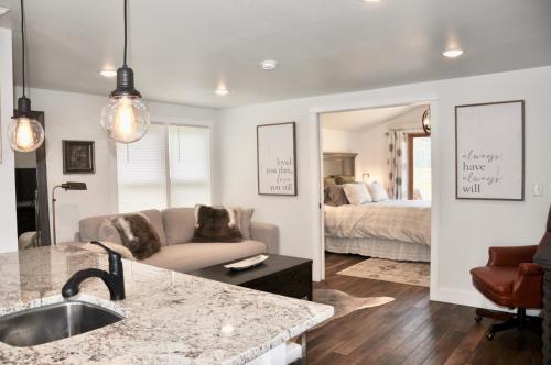 Adorable Bungalow w Private Patio Mins away from Downtown Rapid City — 4-Star Luxury Hotel in Rapid City, United States