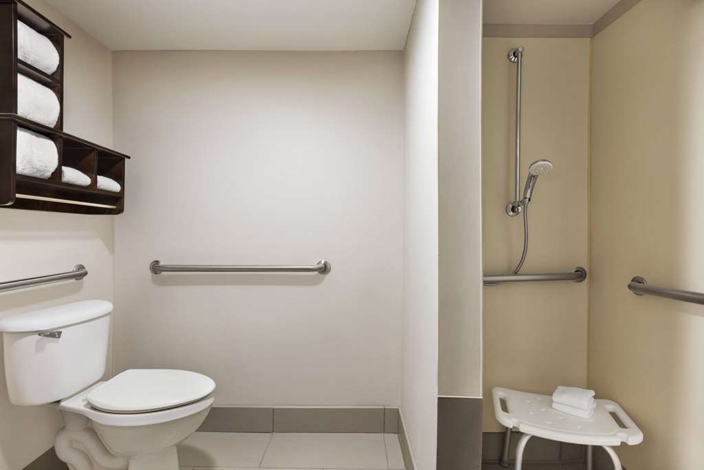 La Quinta Inn & Suites by Wyndham Newark Elkton - photo 21