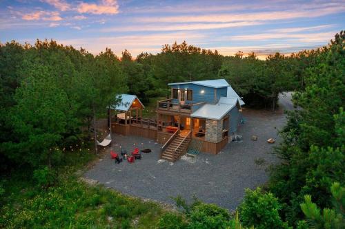 Luxury Top Rated Cabin Hot Tub Fire Pit Decks Game Room Walk to Town — 4-Star Luxury Hotel in Broken Bow, United States