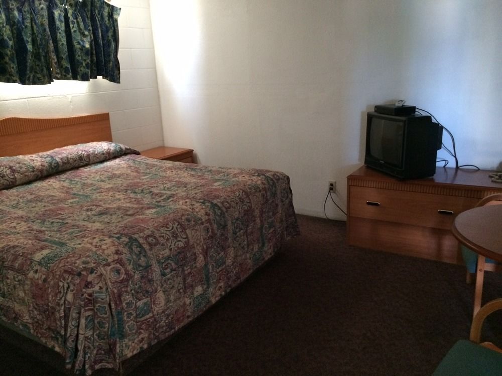 Desert Skies Motel - photo 3