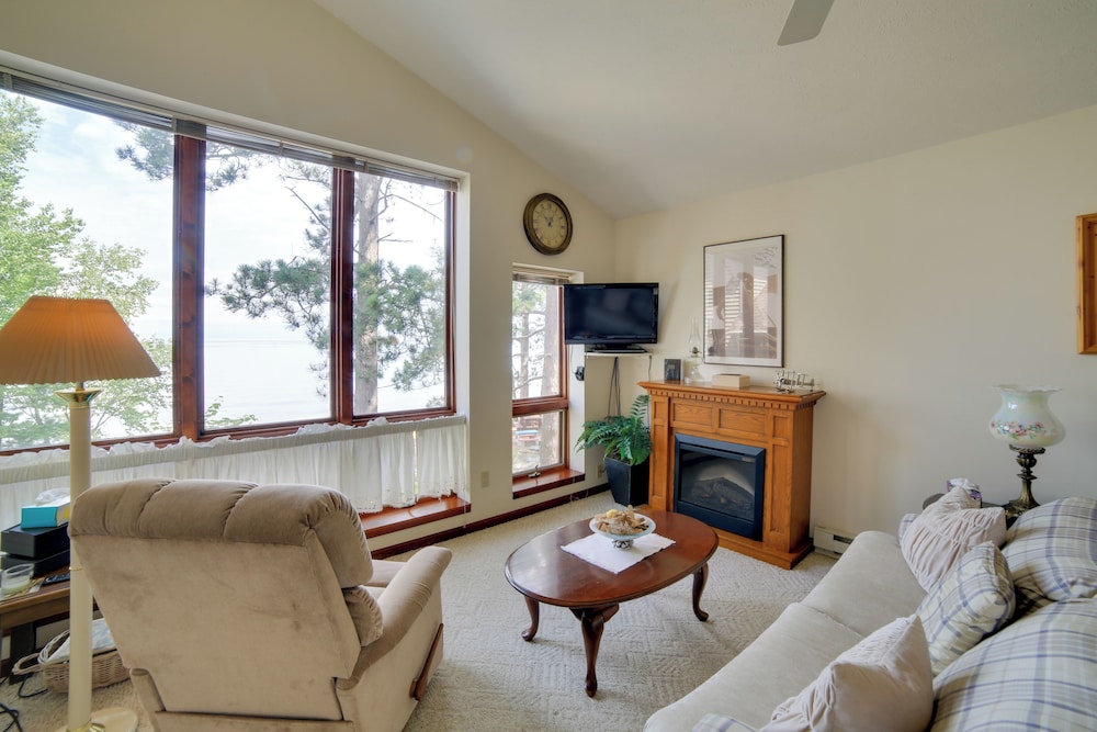 Private Beach Year round Lake Superior Retreat in Bay, United States