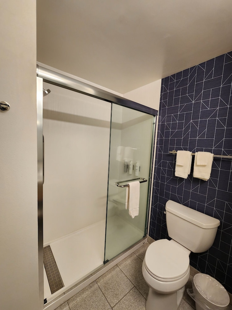 Spark by Hilton Rahway - photo 45