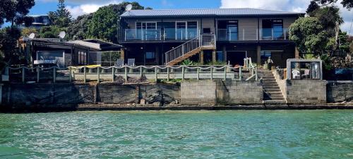 Waterfront Location holiday accommodation - last minute hotel in Raglan