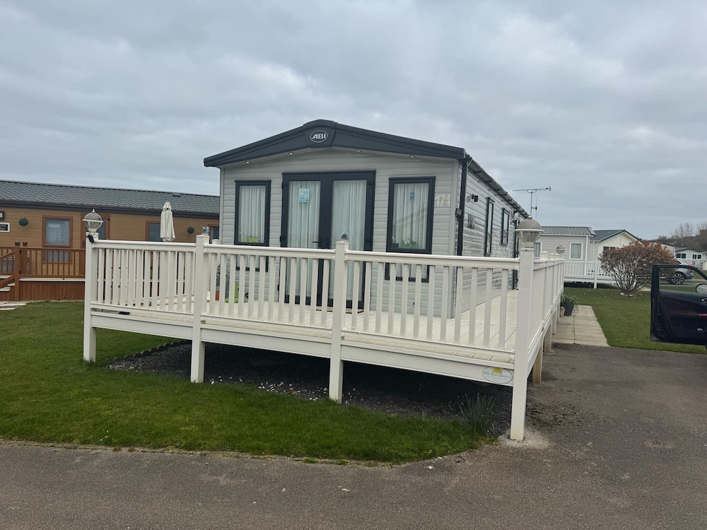 Sunny Hunny Manor Park Caravan — 4-Star Luxury Hotel in Hunstanton, United Kingdom