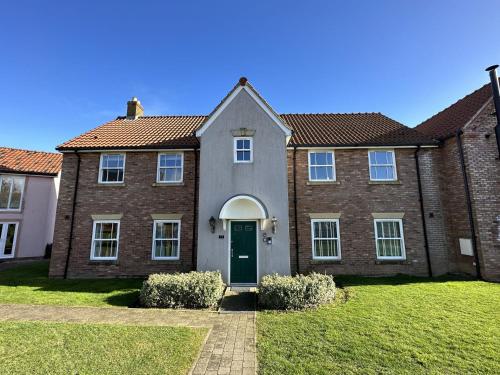 Meadowside Apartment Part of the The Bay Filey Holiday Village with pool gym and direct beach access pub restaurant tennis and meadows walks — 4-Star Luxury Hotel in Filey, United Kingdom